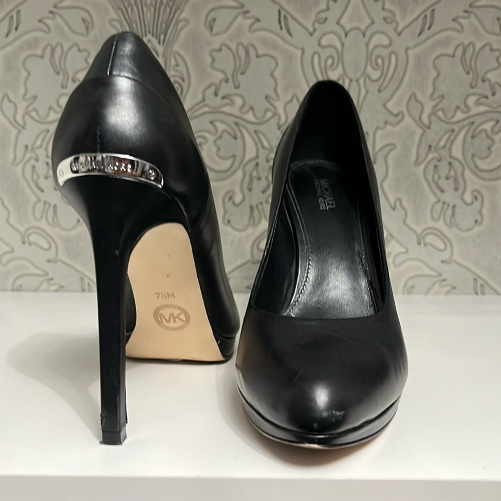 Michael Kors, black leather pumps size 7 1/2 medium excellent condition
